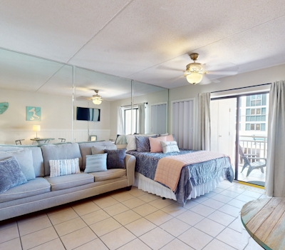 Updated studio w/shared outdoor pools and tennis court, family-friendly, & more!