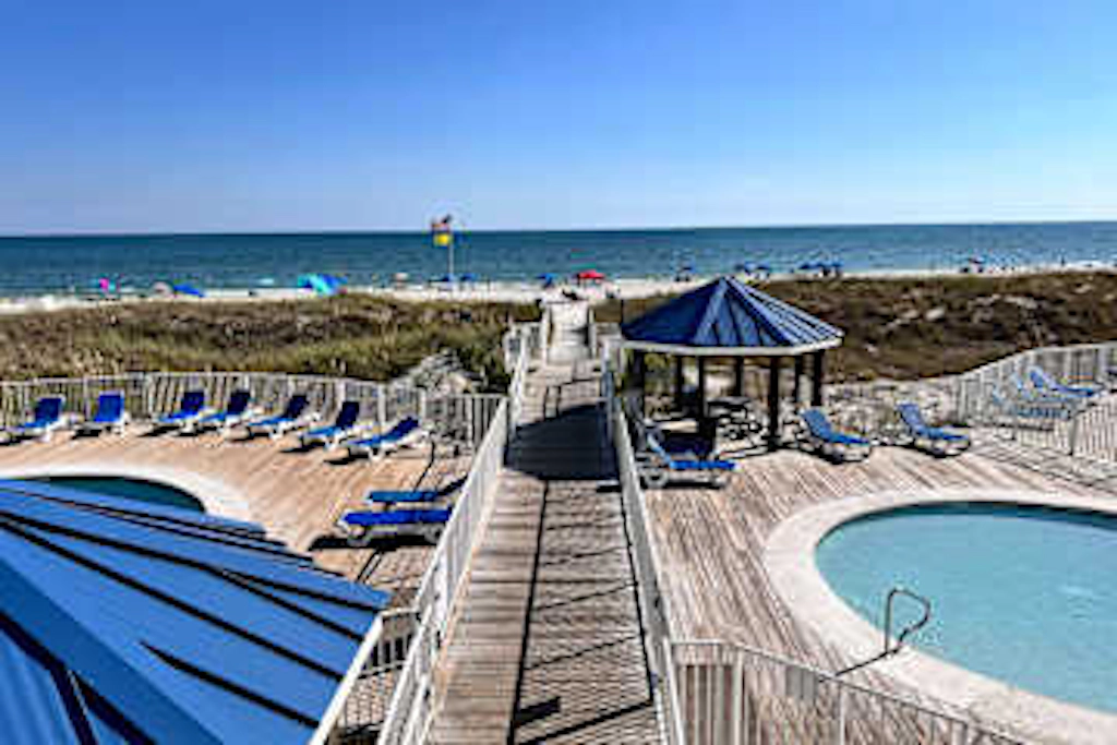 Updated studio w/shared outdoor pools and tennis court, family-friendly, & more!