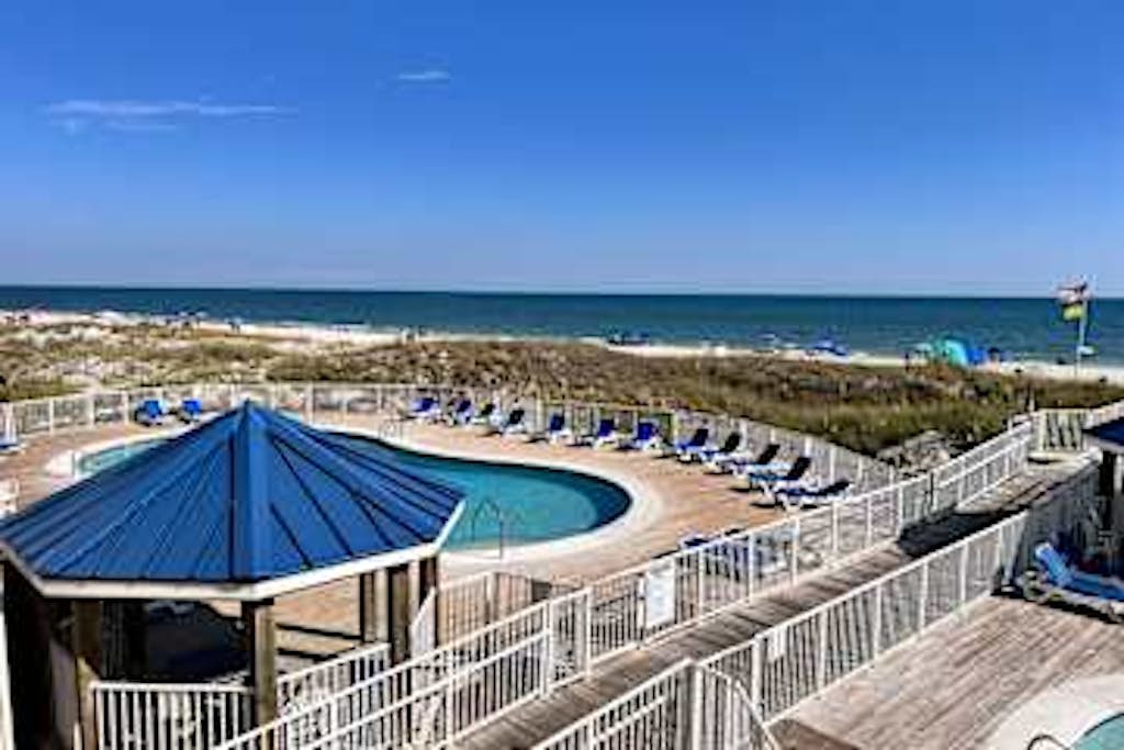 Updated studio w/shared outdoor pools and tennis court, family-friendly, & more!