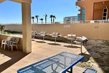 Updated studio w/shared outdoor pools and tennis court, family-friendly, & more!