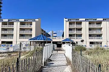 Updated studio w/shared outdoor pools and tennis court, family-friendly, & more!