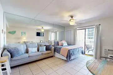 Updated studio w/shared outdoor pools and tennis court, family-friendly, & more!