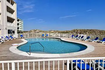 Updated studio w/shared outdoor pools and tennis court, family-friendly, & more!