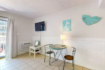 Updated studio w/shared outdoor pools and tennis court, family-friendly, & more!