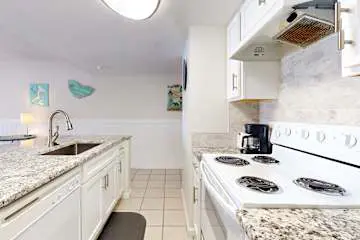 Updated studio w/shared outdoor pools and tennis court, family-friendly, & more!