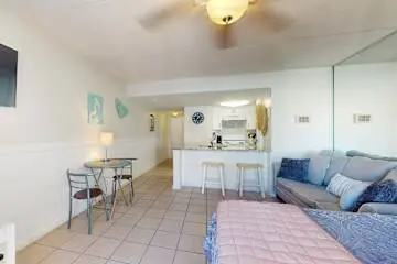 Updated studio w/shared outdoor pools and tennis court, family-friendly, & more!