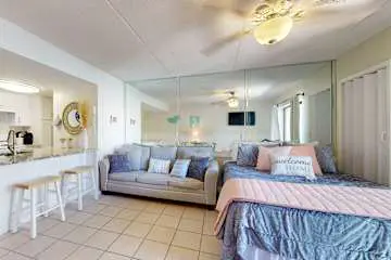 Updated studio w/shared outdoor pools and tennis court, family-friendly, & more!