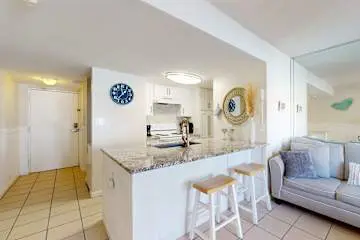 Updated studio w/shared outdoor pools and tennis court, family-friendly, & more!