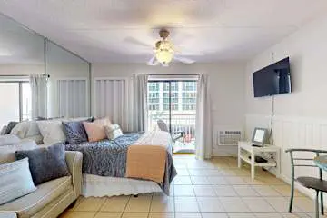 Updated studio w/shared outdoor pools and tennis court, family-friendly, & more!