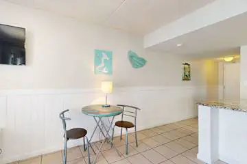 Updated studio w/shared outdoor pools and tennis court, family-friendly, & more!