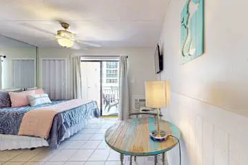 Updated studio w/shared outdoor pools and tennis court, family-friendly, & more!