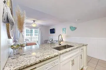 Updated studio w/shared outdoor pools and tennis court, family-friendly, & more!