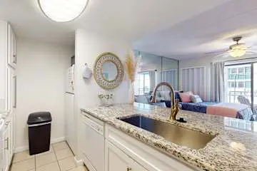 Updated studio w/shared outdoor pools and tennis court, family-friendly, & more!
