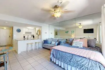 Updated studio w/shared outdoor pools and tennis court, family-friendly, & more!