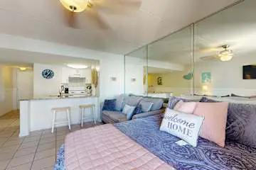 Updated studio w/shared outdoor pools and tennis court, family-friendly, & more!