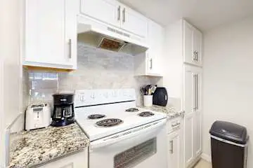 Updated studio w/shared outdoor pools and tennis court, family-friendly, & more!