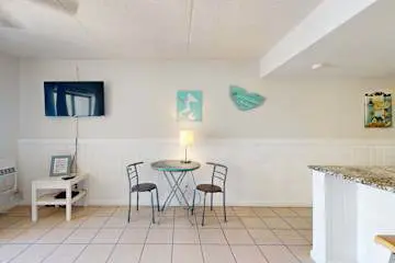 Updated studio w/shared outdoor pools and tennis court, family-friendly, & more!