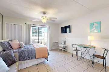 Updated studio w/shared outdoor pools and tennis court, family-friendly, & more!