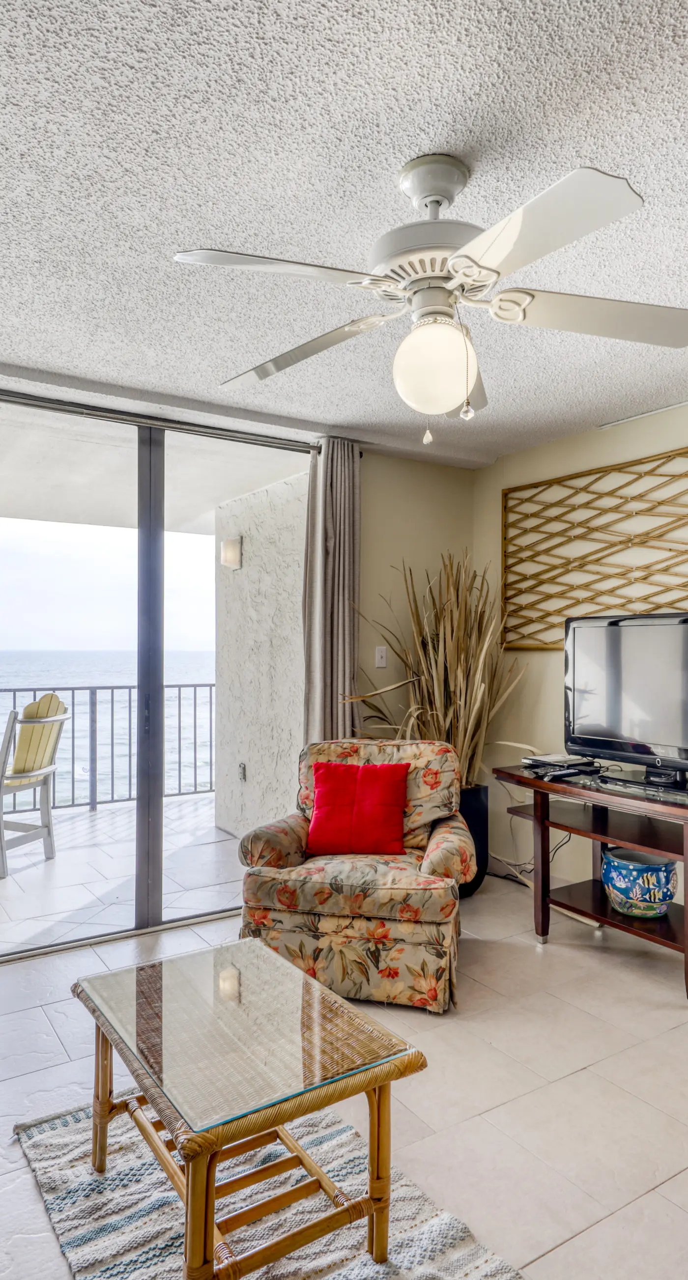 Fourth-floor beach condo w amazing views, indoor pool, & beach access