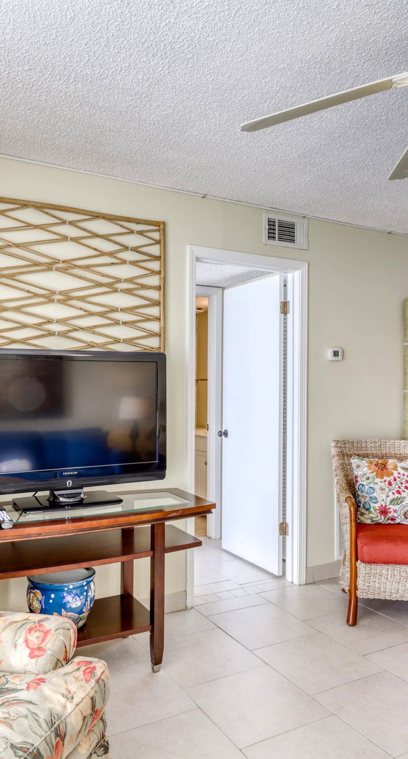 Fourth-floor beach condo w amazing views, indoor pool, & beach access