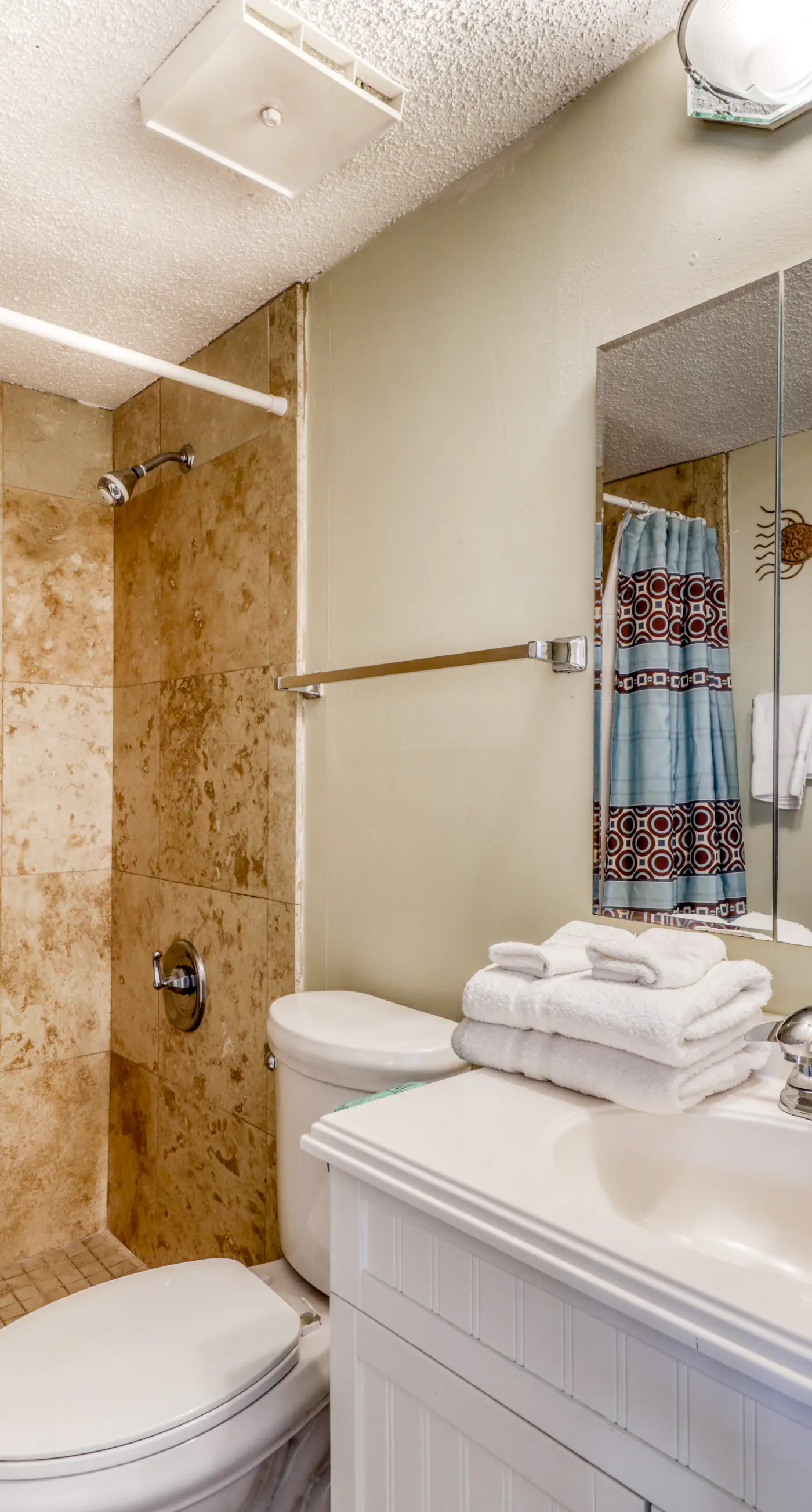 Fourth-floor beach condo w amazing views, indoor pool, & beach access