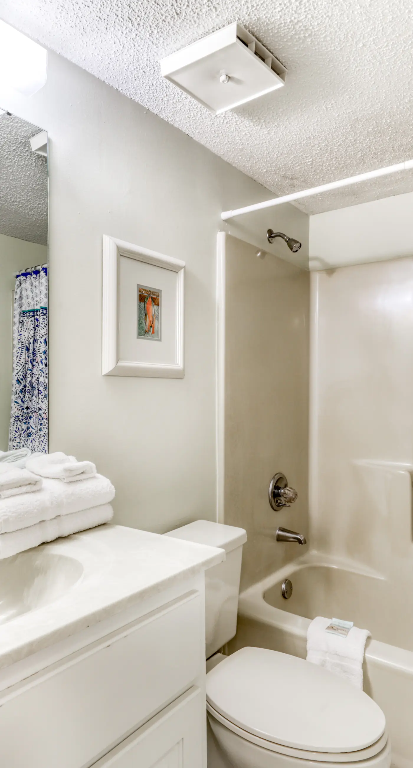 Fourth-floor beach condo w amazing views, indoor pool, & beach access