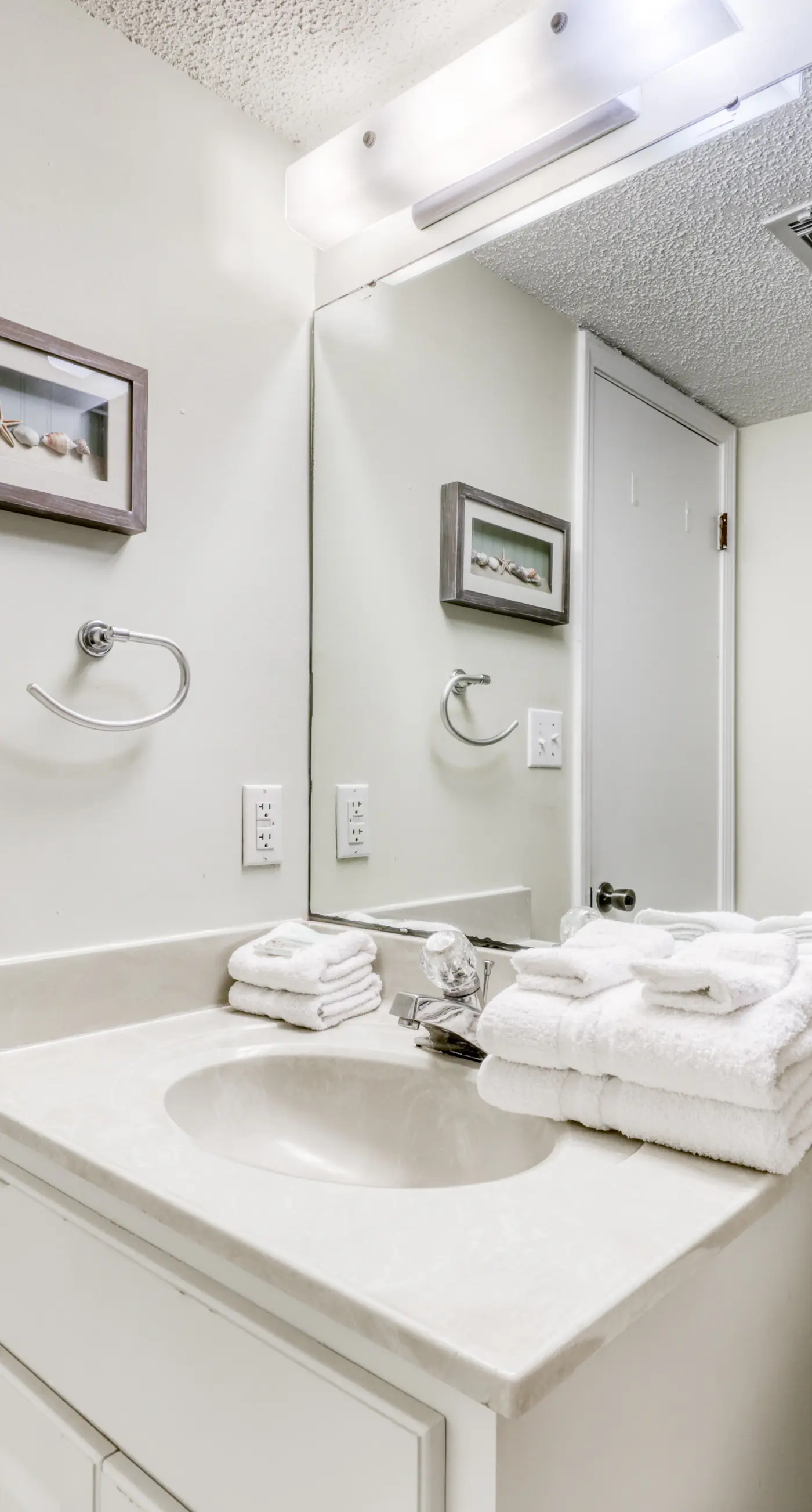 Fourth-floor beach condo w amazing views, indoor pool, & beach access