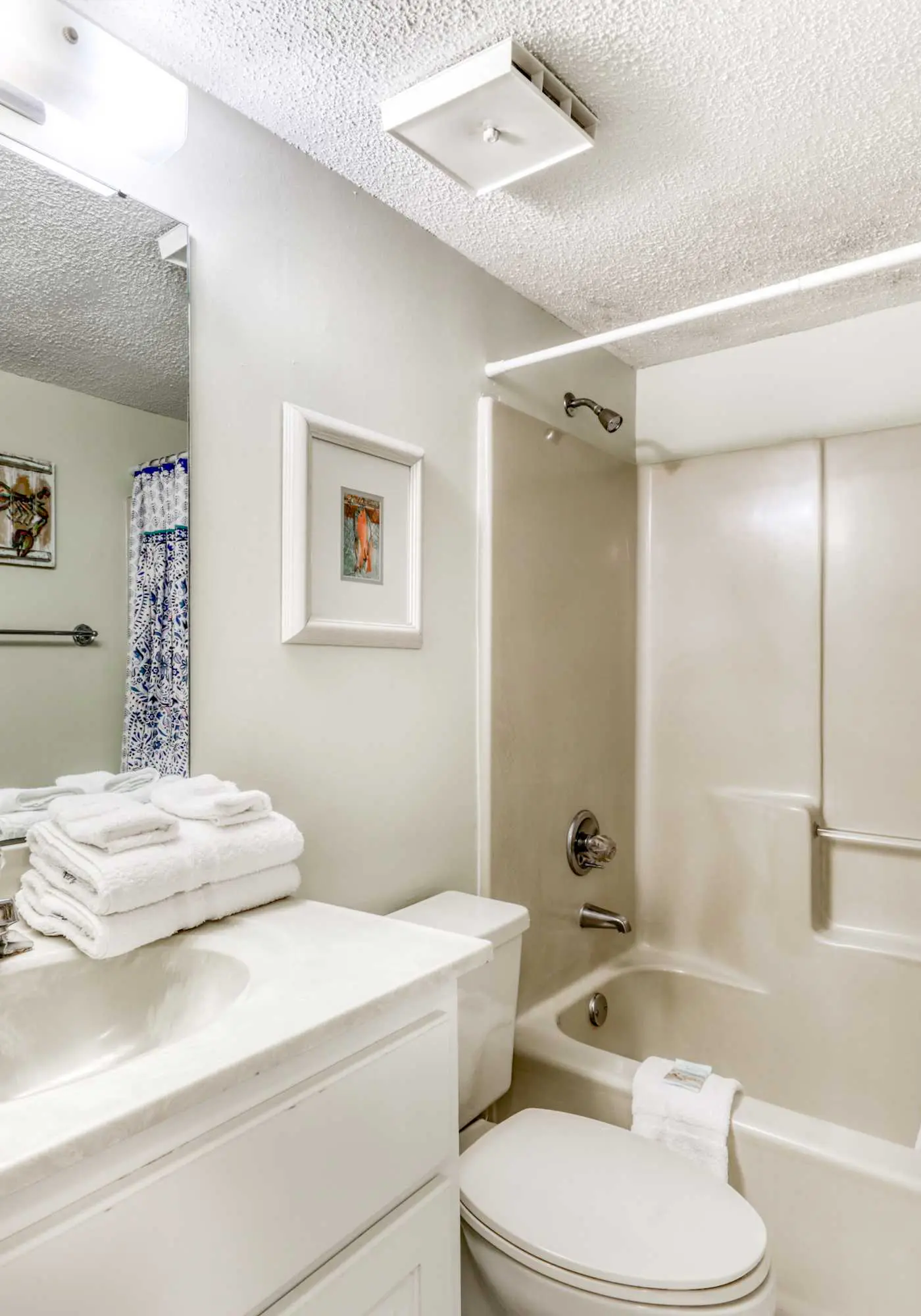 Fourth-floor beach condo w amazing views, indoor pool, & beach access