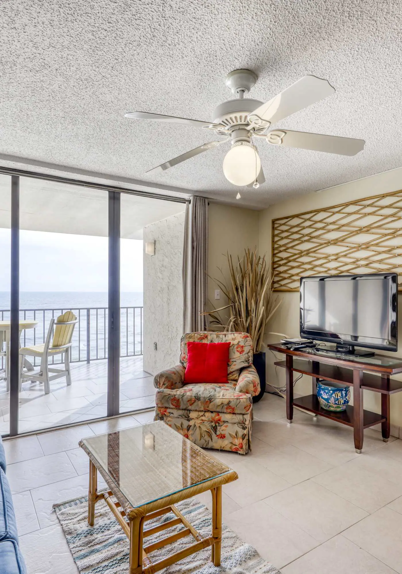 Fourth-floor beach condo w amazing views, indoor pool, & beach access