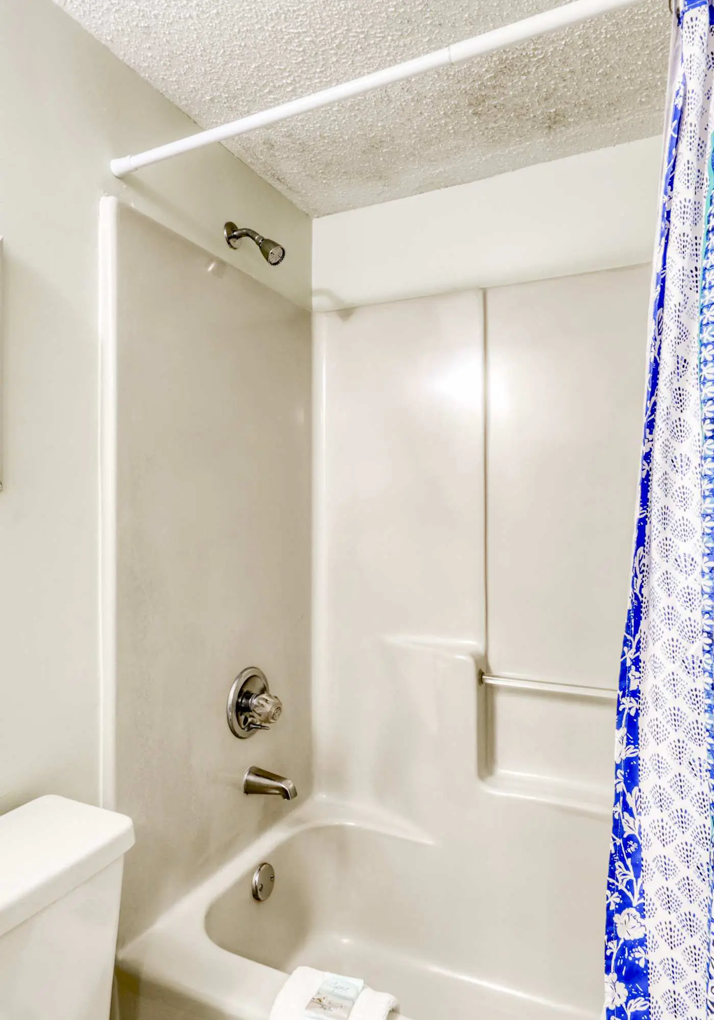 Fourth-floor beach condo w amazing views, indoor pool, & beach access