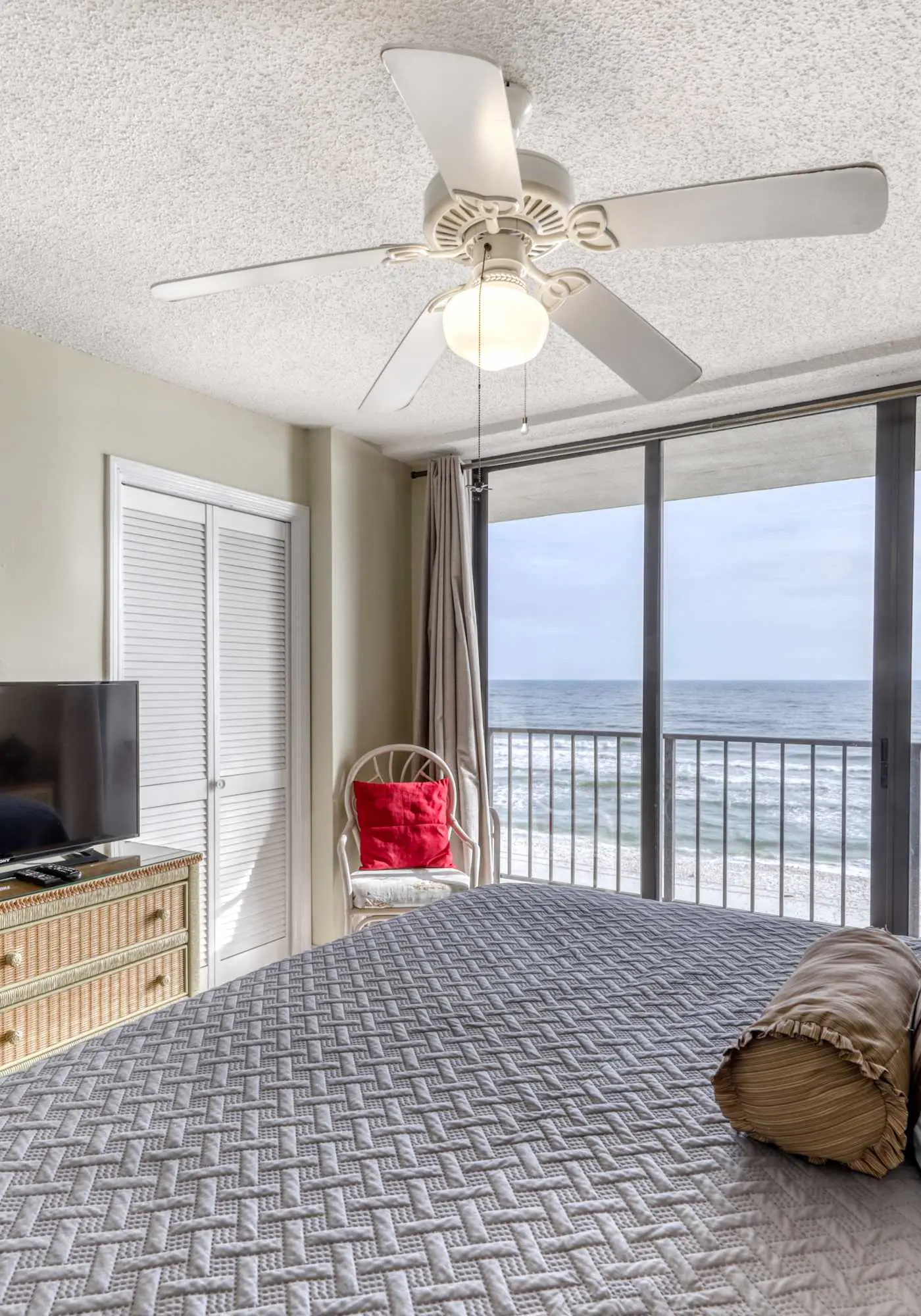 Fourth-floor beach condo w amazing views, indoor pool, & beach access