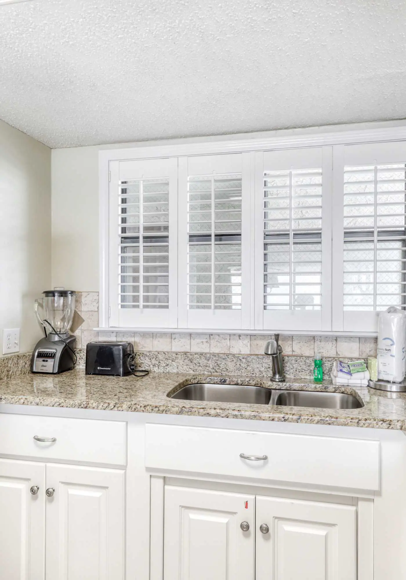 Fourth-floor beach condo w amazing views, indoor pool, & beach access
