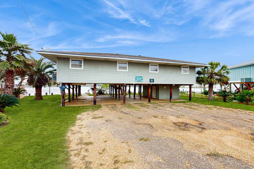 Bay-Facing Island Gem w/ Free WiFi, AC, Full Kitchen, & Great Location - Dogs OK