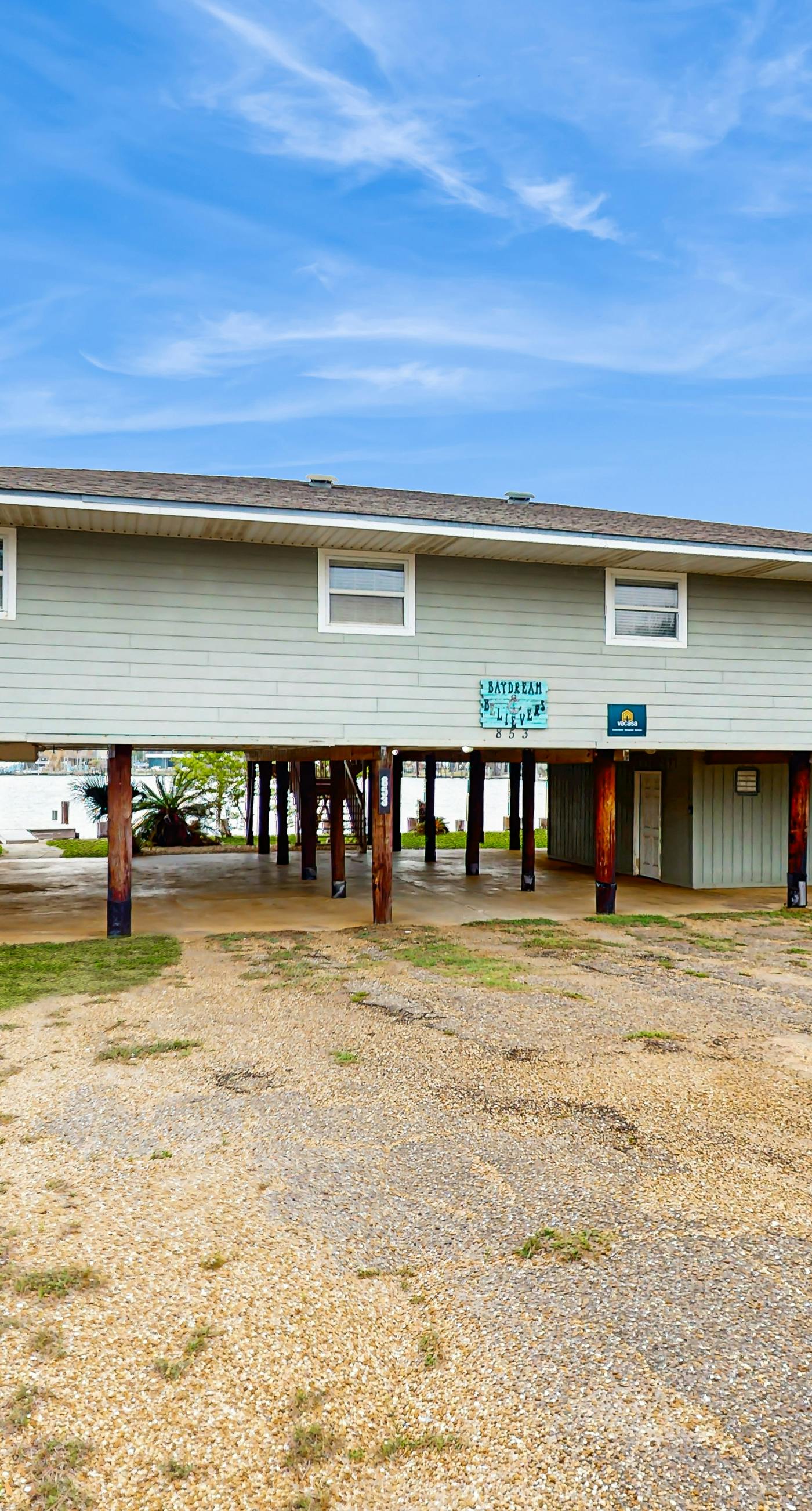 Bay-Facing Island Gem w/ Free WiFi, AC, Full Kitchen, & Great Location - Dogs OK