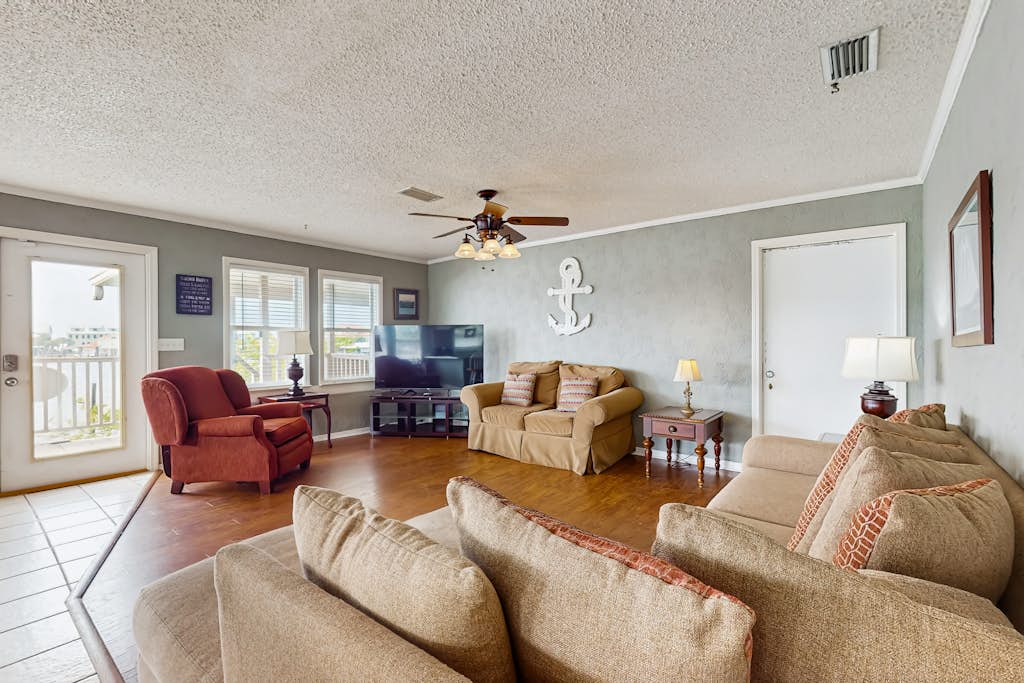 Bay-Facing Island Gem w/ Free WiFi, AC, Full Kitchen, & Great Location - Dogs OK