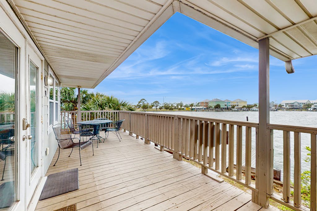 Bay-Facing Island Gem w/ Free WiFi, AC, Full Kitchen, & Great Location - Dogs OK