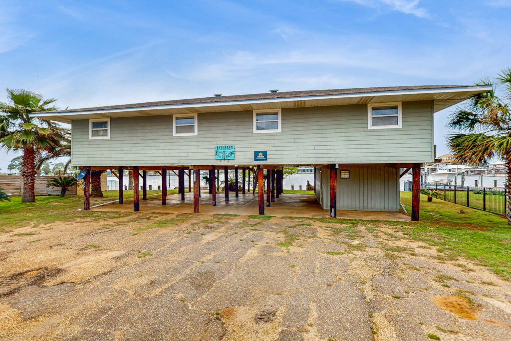 Dreamy Duplex on the Bay w/ Views, Full Kitchen & Free WiFi - Dogs Welcome!