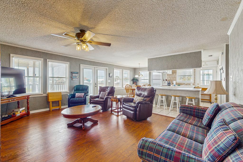 Dreamy Duplex on the Bay w/ Views, Full Kitchen & Free WiFi - Dogs Welcome!