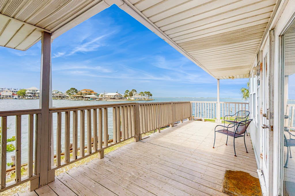 Dreamy Duplex on the Bay w/ Views, Full Kitchen & Free WiFi - Dogs Welcome!