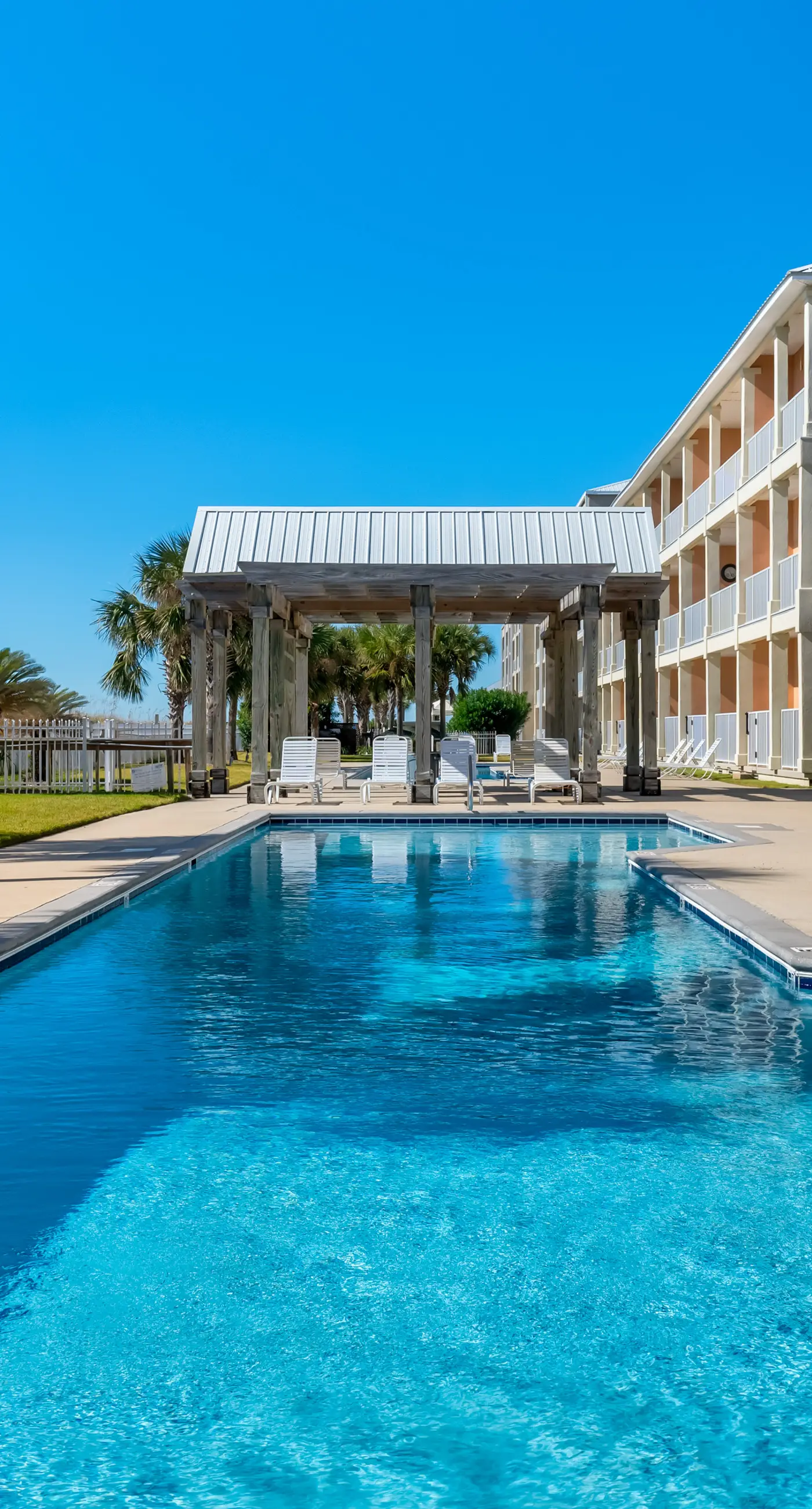 Modern & luxurious ground-floor condo near the Gulf with pools