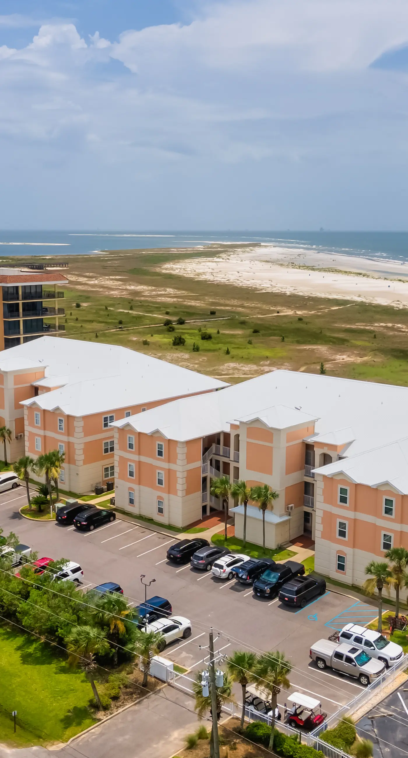 Modern & luxurious ground-floor condo near the Gulf with pools