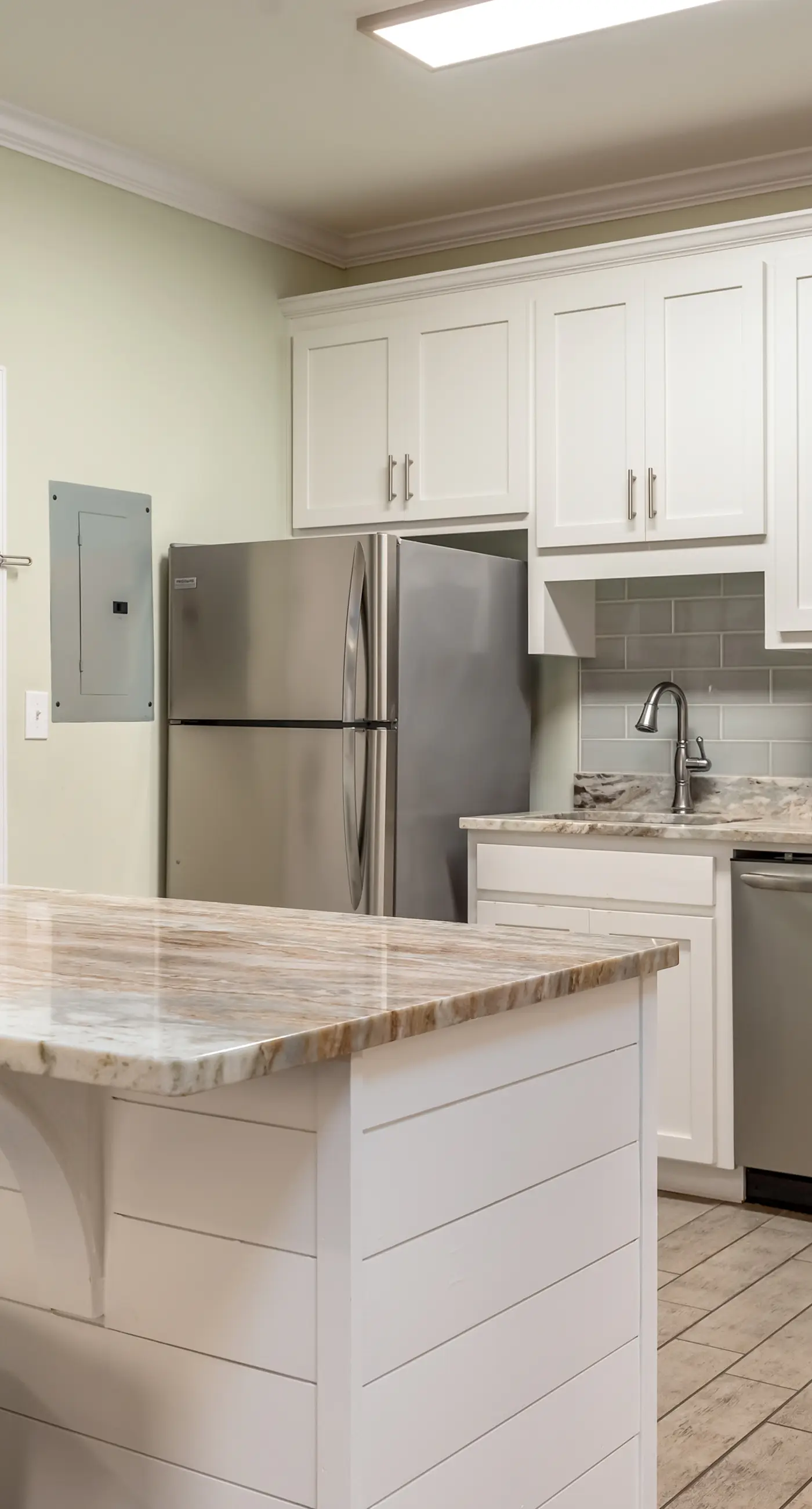 Modern & luxurious ground-floor condo near the Gulf with pools