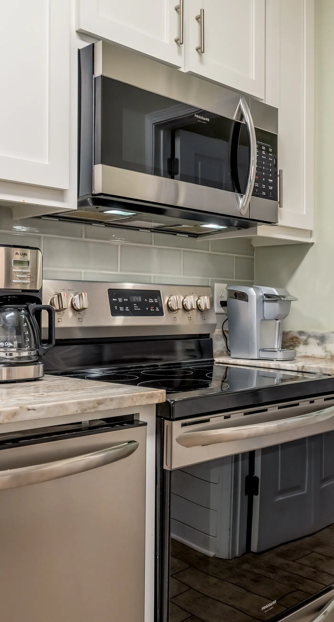 Modern & luxurious ground-floor condo near the Gulf with pools