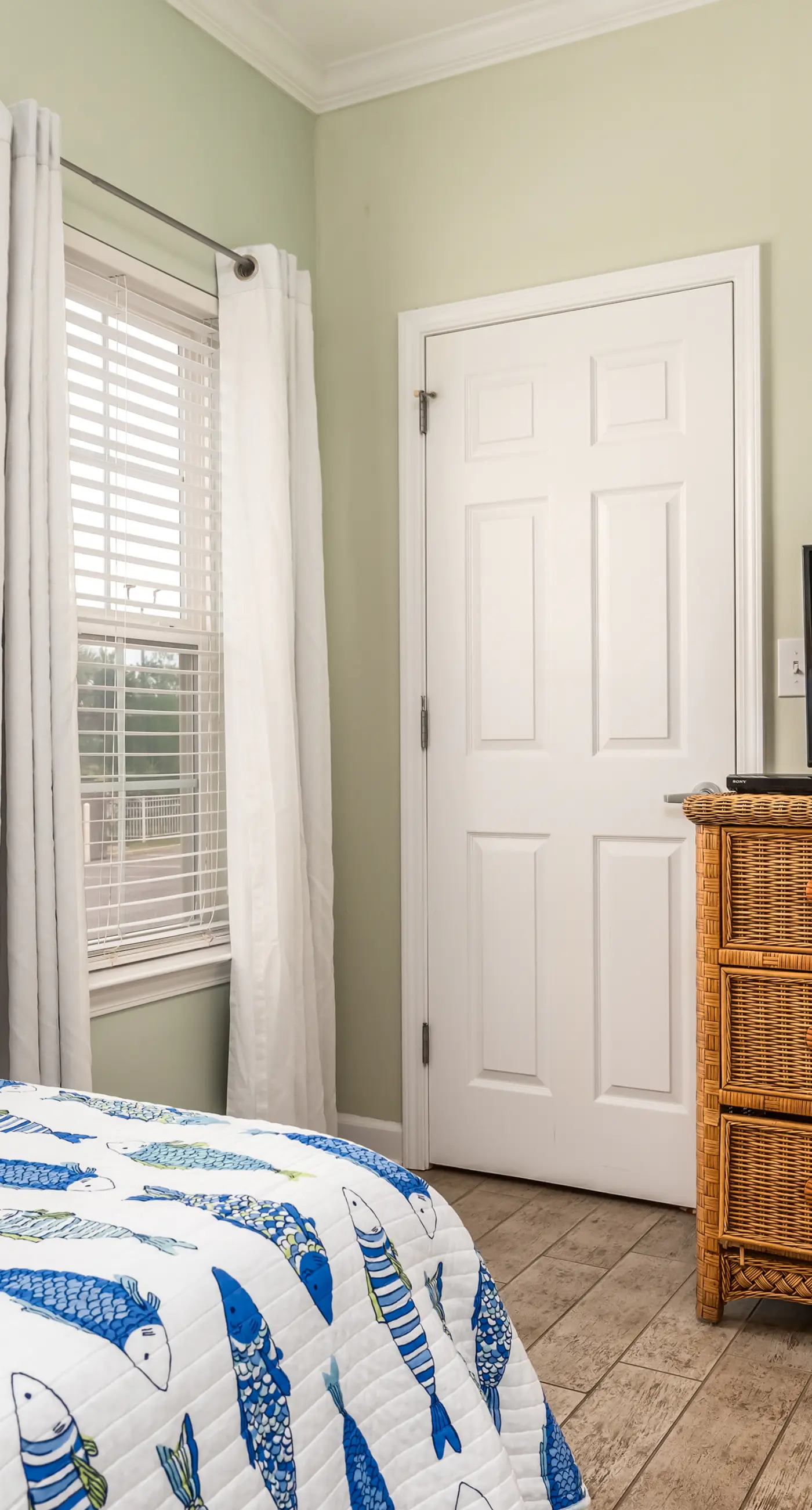 Modern & luxurious ground-floor condo near the Gulf with pools