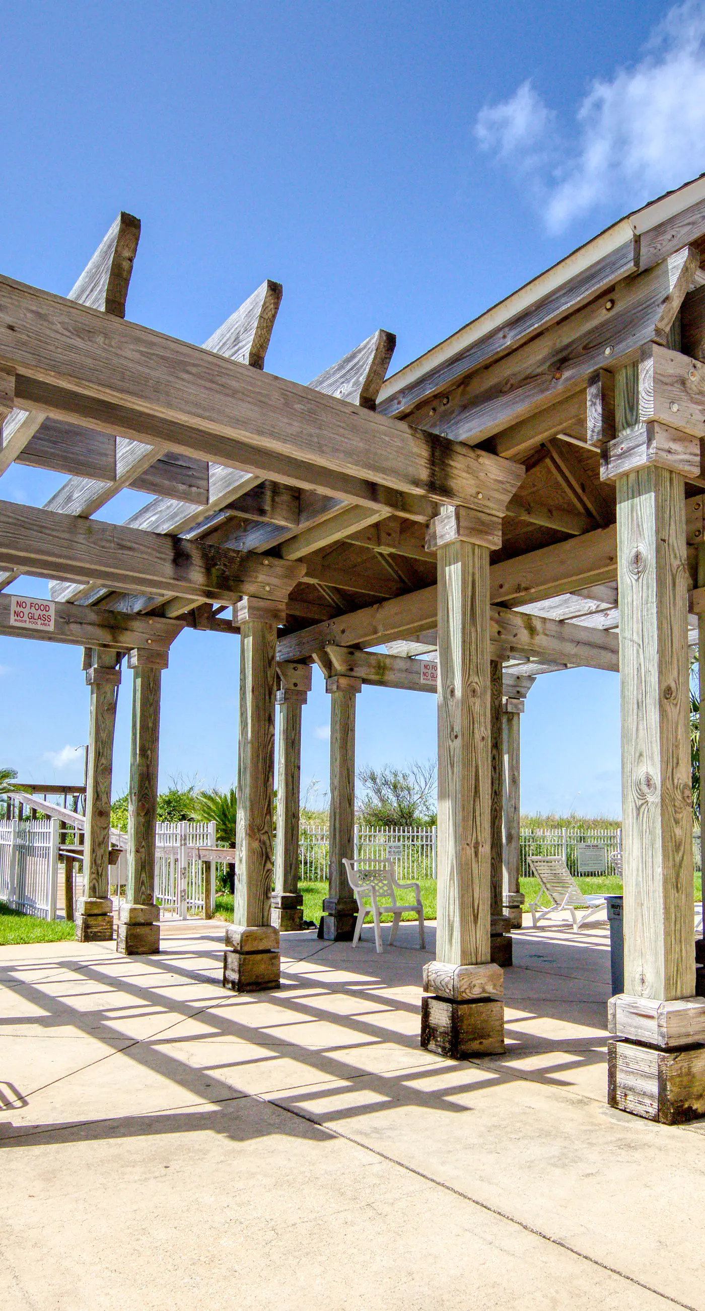 Modern & luxurious ground-floor condo near the Gulf with pools