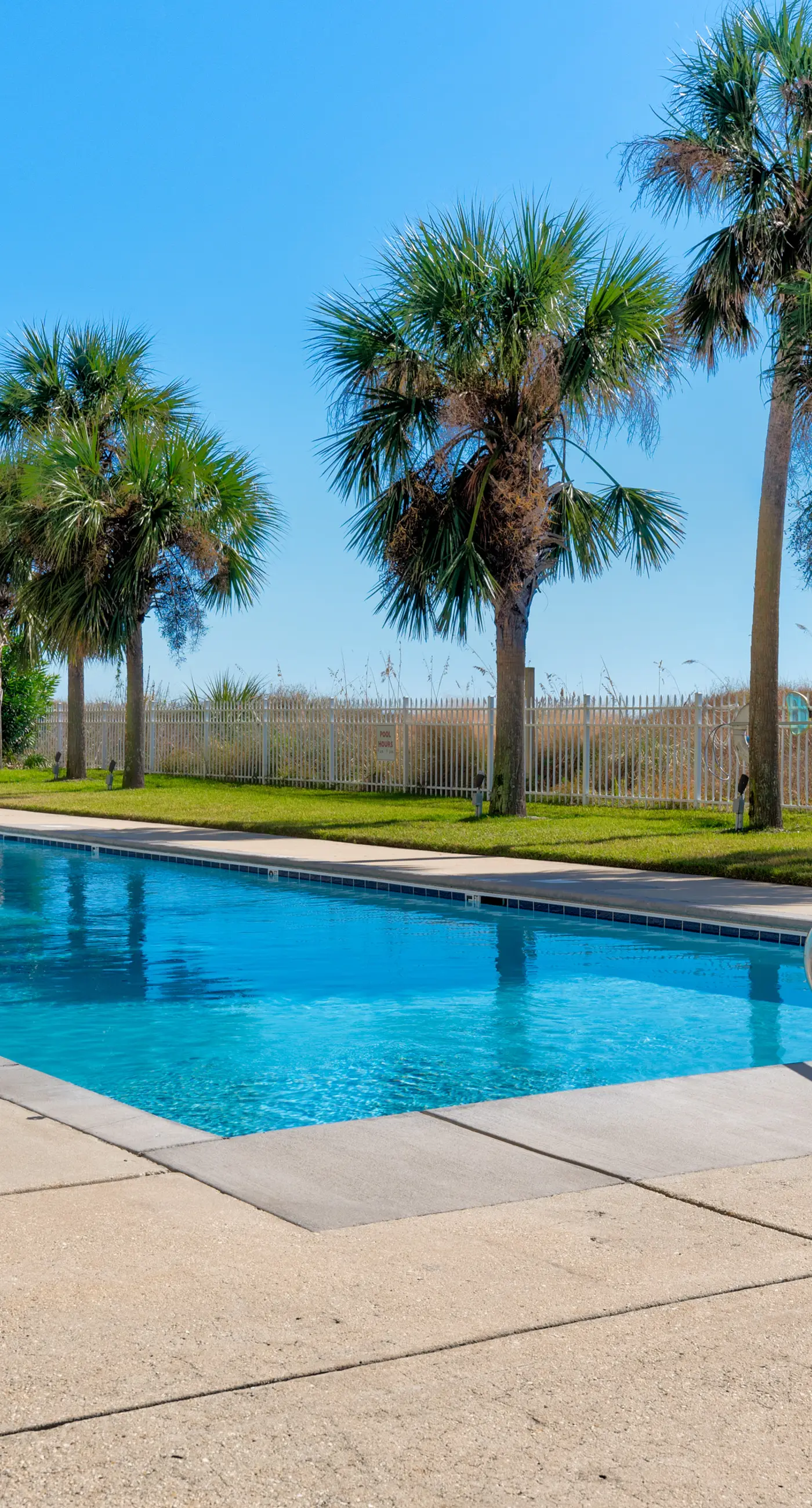 Modern & luxurious ground-floor condo near the Gulf with pools