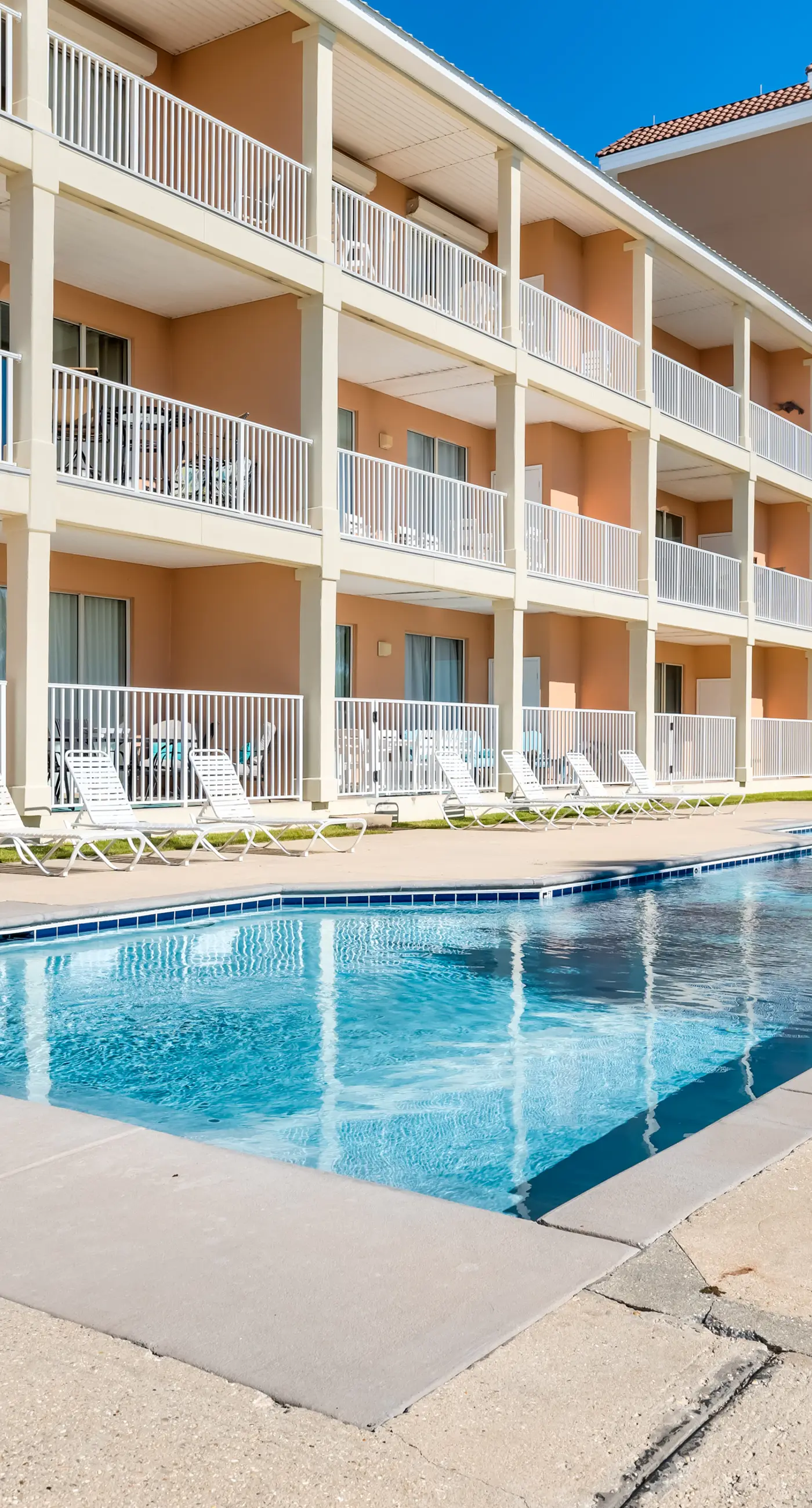 Modern & luxurious ground-floor condo near the Gulf with pools