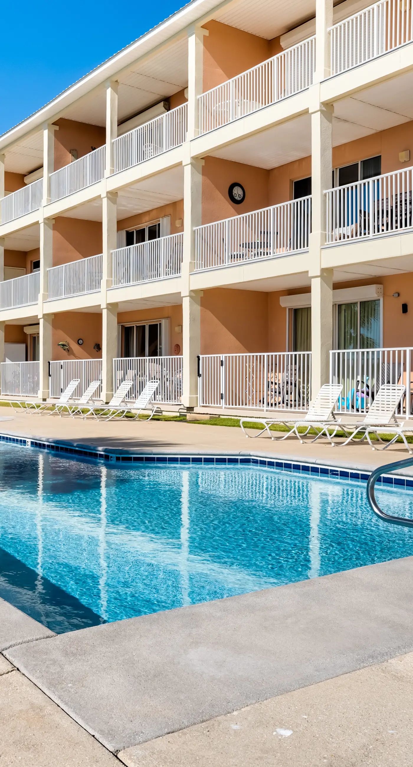 Modern & luxurious ground-floor condo near the Gulf with pools