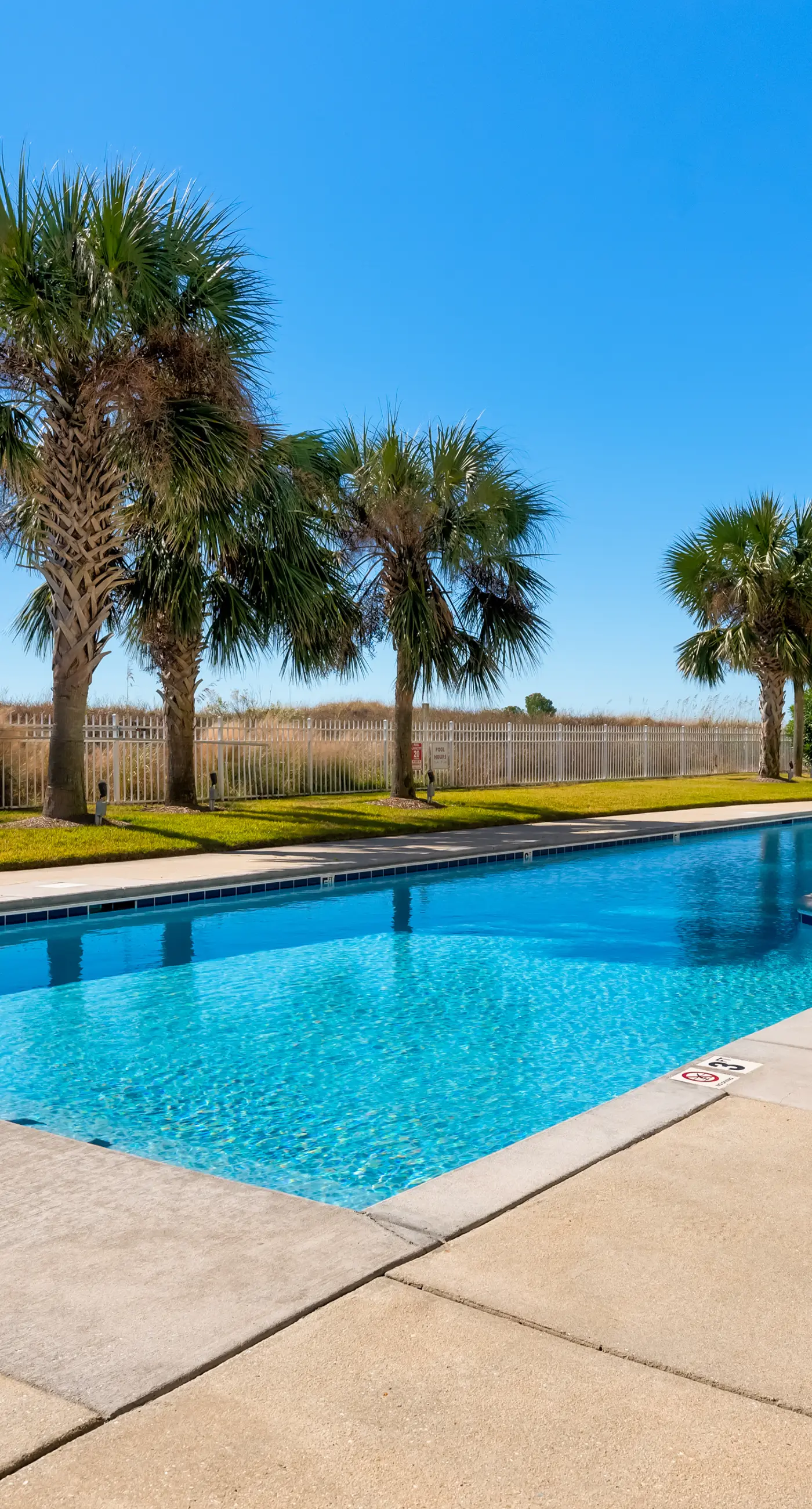 Modern & luxurious ground-floor condo near the Gulf with pools