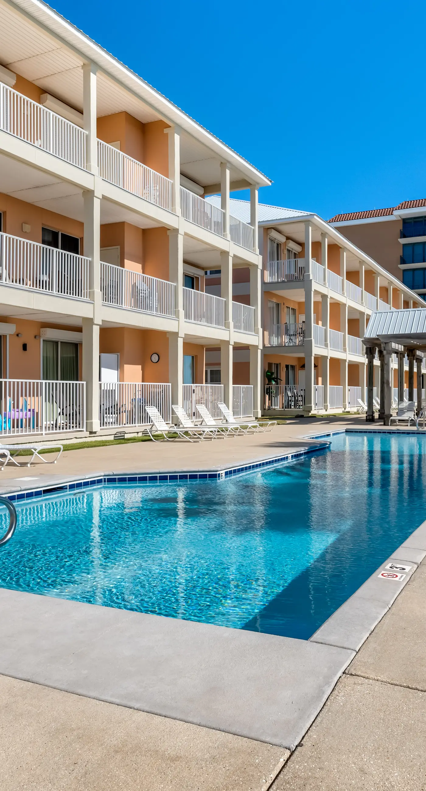 Modern & luxurious ground-floor condo near the Gulf with pools